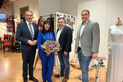 Landesrat Leonhard Schneemann gratuliert der Stoober Modemacherin Martina Mohapp zum 3. Platz beim Haute Couture Austria Awards