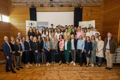 Landeshauptmann-Stellvertreterin Mag.a Astrid Eisenkopf und Landesrätin Mag.a (FH) Daniela Winkler beim Startworkshop der Klimaschulen der Klima- und Energie-Modellregion (KEM) Neusiedler See – Seewinkel.