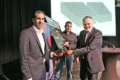 LH Hans Peter Doskozil bei der Unterzeichnung des Kooperationsvertrags mit CMBlu Energy AG