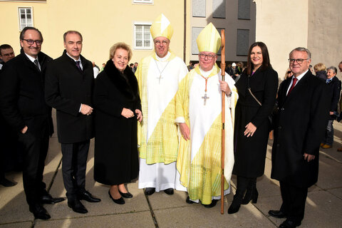 Besuchten die Hl. Messe am Landesfeiertag im Eisenstädter Dom (v.l.): Bundesrat Günter Kovacs, Landesrat Leonhard Schneemann, Landtagspräsidentin Verena Dunst, Diözesanbischof Ägidius Zsifkovics, Kardinal Jean-Claude Hollerich, Erzbischof von Luxemburg und Präsident der Kommission der Bischofskonferenzen der Europäischen Gemeinschaft, Landeshauptmann-Stellvertreterin Astrid Eisenkopf und Landeshauptmann a.D. Hans Niessl