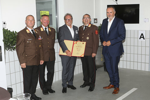 Bürgermeister Heinz Peter Krammer (Mitte) bekam im Beisein von Bezirksfeuerwehrkommandant Thomas Jandrasits, Feuerwehrkommandant Klaus Sabara, Landesfeuerwehrkommandant-Stellvertreter Richard Bauer und Landeshauptmann Hans Peter Doskozil die Ehrenmitgliedschaft verliehen.