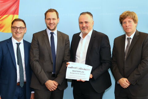 Landeshauptmann Hans Peter Doskozil mit KRAGES-Geschäftsführer Harald Keckeis, Projektleiter Johannes Zsifkovits und dem Gesundheitsplaner und EPIG-Geschäftsführer Wolfgang Habacher.