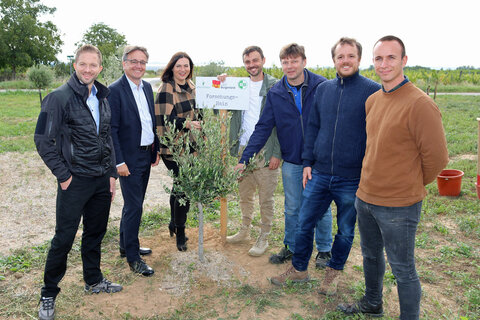 V.l. Mag. Martin Trink, Wirtschaftsagentur – Leiter Südhub, Wirtschaftsagentur-Geschäftsführer Mag. Michael Gerbavsits, LH-Stv. Mag.a Astrid Eisenkopf, Daniel Rössler, Co-Gründer der Agro Rebels, Dr. Markus Fink, wissenschaftlicher Leiter des Projekts der Agro Rebels, Lukas Hecke, Co-Gründer der Agro Rebels, Markus Simhirt, landwirtschaftlicher Leiter des Projekts