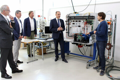 Landesrat Leonhard Schneemann mit Helmut Plank, Wissenschaftler an der FH Pinkafeld (l.), FH Burgenland-Geschäftsführer Georg Pehm (3. v. l.), Bürgermeister Kurt Maczek (r.) und HTL Pinkafeld-Direktor Wilfried Lercher, (2. v .l).