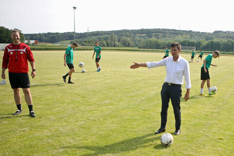Landesrat Christian Illedits mit dem Sportlichen Leiter der Akademie, Manuel Takacs, sowie Individual-Trainer Klaus Guger und den Jugendlichen der Akademie Burgenland am Trainingsplatz in Oberwart.