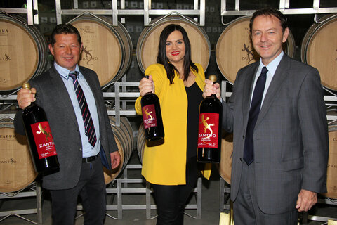 Spatenstich für das neue Zantho Betriebsgebäude: Geschäftsführer Wolfgang Peck, NR DI Nikolaus Berlakovich, Präsident Landwirtschaftskammer Burgenland, Winzer Josef Umathum, LH-Stellvertreterin Mag.a Astrid Eisenkopf und Obmann Franz Sattler