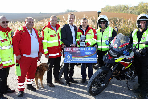 ohann Grillenberger, Präsident ASBÖ Landesverband Burgenland und LH-Stv. Johann Tschürtz bei der Übergabe der Defibrillatoren an Mitglieder der ASBÖ-Motorradstaffel