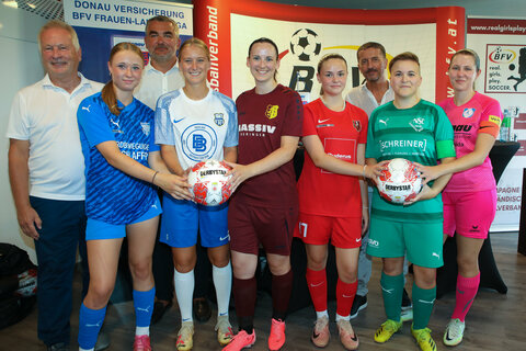 Bei der Präsentation der neuen BFV Frauen-Landesliga: Sportlandesrat Heinrich Dorner (3.v.l.), BFV-Präsident Georg Pangl (3.v.r.) und ASVÖ Burgenland-Präsident Robert Zsifkovits (l.) mit den Kapitäninnen der sechs teilnehmenden Teams Pia Frischmann (Frauenkirchen, 5.v.l.), Katrin Unger (Neusiedl am See, 2.v.r.), Hannah Kirnbauer (Deutschkreutz, 4.v.r.), Hannah Schwartz (Drassburg, 2.v.l.), Isabella Halbauer (Bad Sauerbrunn, 4.v.l.) und Marlene Schindler (St. Margarethen, 1.v.r.)