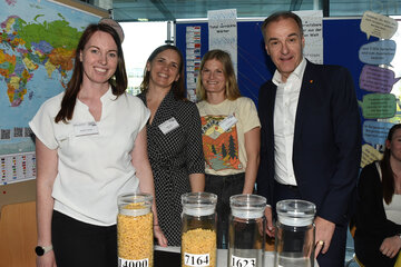 Jasmin Leitner, Birgit Maria Deixler und Julia Krasser mit Landesrat Leonhard Schneemann
