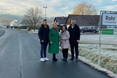 Landtagspräsidentin Verena Dunst (2.v.l.) und Landesrat Mag. Heinrich Dorner (r.) mit Kevin Friedl und Bettina Erkinger (v.l.) bei der neu sanierten Landesstraße in Rohr im Burgenland.