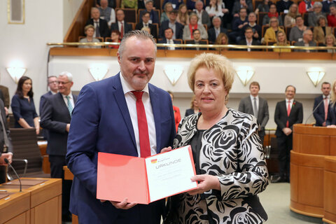 Landtagspräsidentin Verena Dunst überreichte Hans Peter Doskozil, der am 17. Februar 2020 in der konstituierenden Sitzung des Burgenländischen Landtages für die XXII. Gesetzgebungsperiode zum Landeshauptmann des Burgenlandes gewählt wurde, das entsprechende Dekret.