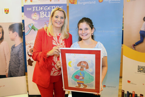 Landesrätin Daniela Winkler und Luzia Regner mit dem Maskottchen DALESI