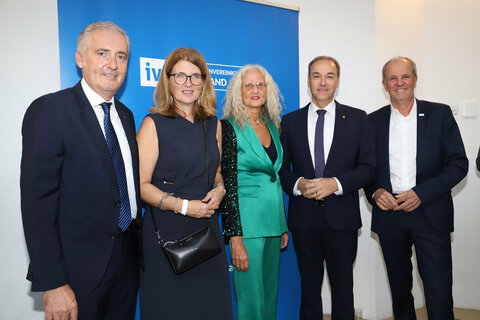 Wirtschaftslandesrat Leonhard Schneemann (2.v.r.) mit IV Burgenland-Präsident Manfred Gerger, IV Burgenland-Vizepräsidentin Adelheid Adelwöhrer, IV Burgenland-Geschäftsführerin Ingrid Puschautz-Meidl und IV Burgenland-Vizepräsident Johann Bock (v.l.) beim 40-Jahr-Jubiläum in der Orangerie Eisenstadt.