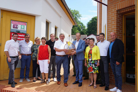 Landesrat Leonhard Schneemann mit der Gemeinde-Delegation von Rotenturm an der Pinka, allen voran Bürgermeister Manfred Wagner