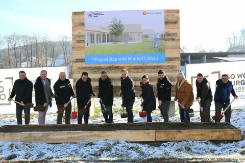 Spatenstich für Pflegestützpunkt Minihof-Liebau mit Soziallandesrat Leonhard Schneemann, LIB-Geschäftsführer Gerald Goger, Bürgermeister Helmut Sampt und Vertretern der ausführenden Gewerke