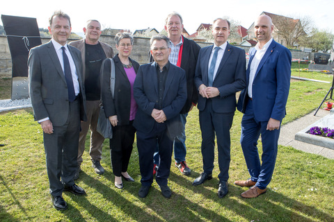 Nationalrat Dipl.-Ing. Nikolaus Berlakovich, Andreas Lehner, Vorsitzender der VHS Roma (Volkshochschule), Landtagsabgeordnete Mag.a Regina Petrik, Vorsitzender des Volksgruppenbeirats der Roma und Obmann des Vereins Roma-Service, Emmerich Gärtner-Horvath, Geschäftsführer Horst Horvath (Roma Volkshochschule Burgenland), Landesrat Dr. Leonhard Schneemann und Bürgermeister Jürgen Zimara (v.l.).