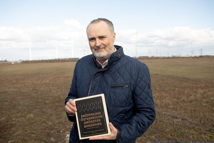 Landeshauptmann Hans Peter Doskozil gemeinsam mit Infrastrukturminister Peter Hanke, Bürgermeisterin Landtagsabgeordnete Elisabeth Böhm, Weidens Bürgermeister Heinrich Hareter sowie Stephan Sharma, CEO der Burgenland Energie und Reinhard Czerny, Finanzvorstand, FFO der Burgenland Energie beim Startschuss des größten Windparks Österreichs in Neusiedl/Weiden.