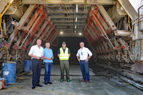 Landtagsabgeordneter Ewald Schnecker, Gruppenvorstand, Abteilung IV, Burgenländische Landesregierung, WHR DI Josef Wagner, Landesfeuerwehr-Direktor und Feuerwehr-Bezirksreferent für Tunnelbau und Taktik HBI DI (FH) Sven Karner, MSc und Landesrat Mag. Heinrich Dorner (v.l.) besichtigten den Fortschritt des S7-Tunnelbaus.