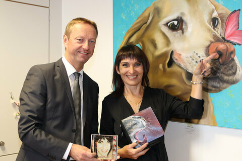 Landeshauptmannstellvertreter Johann Tschürtz eröffnete eine Ausstellung der Künstlerin Cleo Ruisz in seinen Amtsräumen