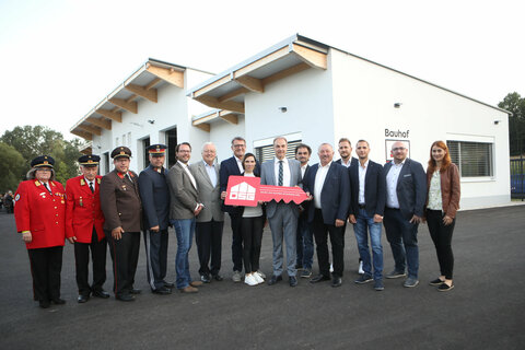 Gruppenfoto, unter anderem mit Landesrat Dr. Leonhard Schneemann (8.v.r.) sowie Bürgermeister Wilfried Bruckner (5.v.r.) sowie OSG-Obmann Dr. Alfred Kollar (6.v.r.) und Landtagsabgeordnete Carina Laschober-Luef (r.).