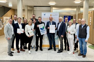 Die Geschäftsführung der Gesundheit Burgenland, beide Klinikleitungen sowie die Verantwortlichen der Green Teams freuen sich über die Zertifizierung.