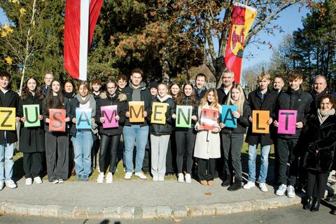 Alle Ehrengäste mit Schülerinnen und Schülern der Klasse 7C des BG/BRG/BORG Oberpullendorf, die sich mit dem Thema auseinandersetzen und auf den Zusammenhalt der Menschen aufmerksam machten.