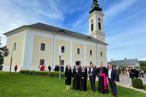 Vor der Evangelischen Pfarrkirche Stadtschlaining. V.l.: LT-Präs.in Verena Dunst, Bischof Michael Chalupka, Manfred Koch, LH Hans Peter Doskozil, Diözesanbischof Ägidius Zsifkovics, Bgm. Markus Szelinger