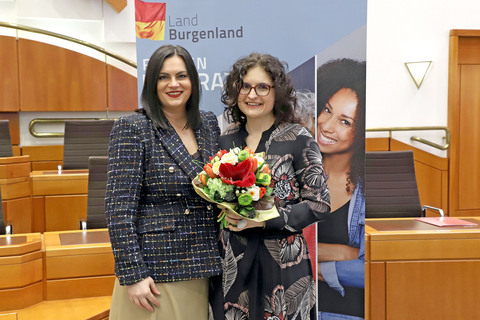 Landeshauptmann-Stellvertreterin Mag.a Astrid Eisenkopf (links im Bild) und Alexandra Schleischitz (3. Preisträgerin beim Rosa Jochmann Preis 2022)