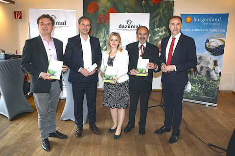 50 Jahre Freilichtmuseum Bad Tatzmannsdorf_2: Bürgermeister Mag. Gert Polster, Reduce-Geschäftsführer Mag. Andreas Leitner, Reduce-Marketing- & PR-Leiterin Alexandra Klucsarits, Freilichtmuseum-Fachexperte Edi Nicka sowie Landesrat Dr. Leonhard Schneemann (v.l.) präsentierten vor der 50-Jahresfeier das neue Fachwerk über das Freilichtmuseum Bad Tatzmannsdorf.