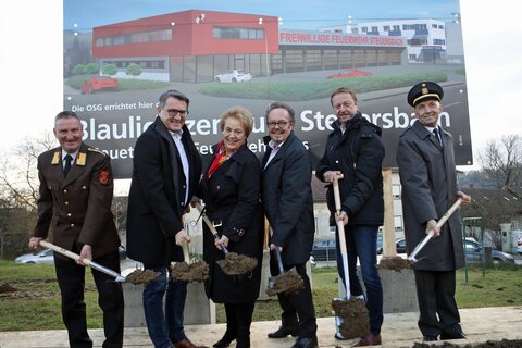 Landtagspräsidentin Verena Dunst (3.v.l.), Landeshauptmann-Stellvertreter Johann Tschürtz (2.v.r.) mit Bürgermeister Heinz-Peter Krammer (3.v.r.), OSG-Direktor Dr. Alfred Kollar (2.v.l.), Feuerwehr-Kommandant Klaus Sabara (l.) und Leo Radakovits (Vizepräsident)