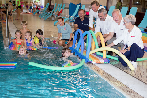 Sport-Landesrat Mag. Heinrich Dorner (3.v.r.) mit Pinkafelds Bürgermeister, 3. Landtagspräsident Mag. Kurt Maczek (4.v.r.) sowie Vertreterinnen und Vertretern der Dachverbände ASKÖ, ASVÖ und Sportunion sowie Kindern im Hallenbad Pinkafeld.