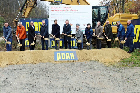 Infrastrukturlandesrat Heinrich Dorner (6.v.l.) und Hornsteins Bürgermeister Christoph Wolf (5.v.l.) mit Vertretern der Baudirektion und bauausführenden Unternehmen beim Spatenstich des ersten Rückhaltebeckens.