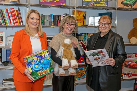 LR Mag. (FH) Daniela Winkler, Eva Steindl (GF Kroyphäen), Petra Beidl (Geschäftsstellenleitung AMS Neusiedl)