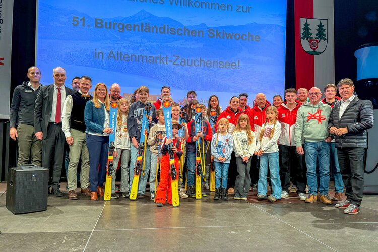 Landesrätin Daniela Winkler, LSV Burgenland Präsident Gerald Guttmann (r.), Organisator Alexander Hegedüs (3.v.r.), Michael Walchhofer (l.) mit Teinehmerinnen und Teilnehmern bei der Eröffnung der 51. Burgenländischen Skiwoche.
