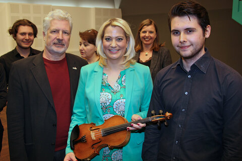 Landesrätin Mag.a (FH) Daniela Winkler wurde bei ihrem Antrittsbesuch im Joseph-Haydn-Konservatorium in Eisenstadt von Direktor Prof. Mag. Tibor Nemeth, Prof. Mag. Martin Bramböck, Leiter des Studiendekanats für Instrumentalstudien, und den StudentInnen in Empfang genommen