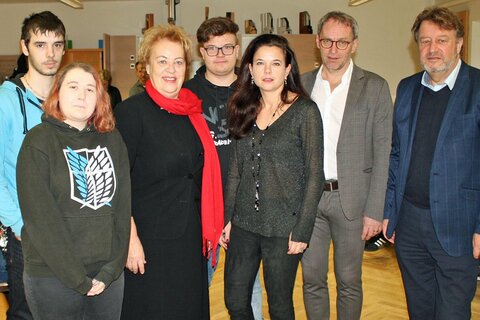 Landtagspräsidentin Verena Dunst (3.v.l.), Direktorin Mauthausen Memorial, DDr.in Barbara Glück (3.v.r.), Direktor DP Ing. Wilhelm Pfeiffer (2.v.r.) und Schulqualitätsmanager OSR Alfred Lehner, BEd, MA (Bildungsdirektion (r.) mit einer Schülerinnen und zwei Schülern, die am Plakatwettbewerb teilnahmen.
