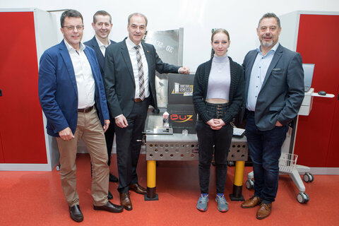 Landesrat Dr. Leonhard Schneemann (3.v.l.) mit BUZ-Projektmanager Mag. Manfred Schweiger (Burgenländisches Schulungszentrum), BUZ-Geschäftsführer Mag. (FH) Christian Vlasich, Auszubildende Salome Schick und BUZ-Vorstandsvorsitzendem Markus Plattner (v.l.).