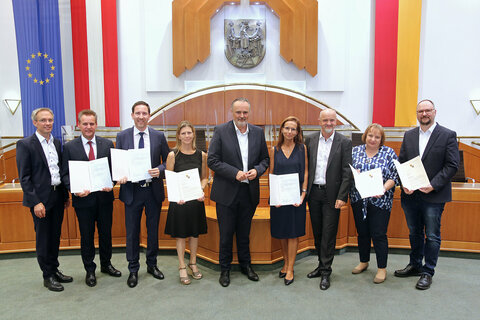 LH Hans Peter Doskozil und BiDir. Heinz Josef Zitz mit den neuen DirektorInnen und SchulleiterInnen. V.l.: HR Mag. Jürgen Neuwirth, Leiter des Bereichs Pädagogischer Dienst in der Bildungsdirektion Burgenland, Dir. Thomas Schober, HTBLA Eisenstadt, Dir. Markus Neuhold, BG/BRG/BORG Oberpullendorf, Margit Luisser, Leiterin MS Neusiedl am See, LH Hans Peter Doskozil, Dir.in Tanja Bayer-Felzmann, BG/BRG Neusiedl am See, Karin Sinawehl, Leiterin MS Neudörfl, Simon Horvath, Leiter MS Stoob.