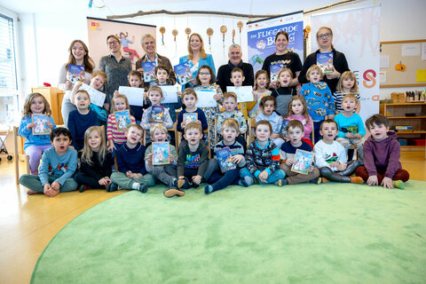 LRin Daniela Winkler mit Thomas Brezina, Bgm. Gerold Stagl (5.v.l.), Mitarbeiterinnen und Kindern des Kindergartens Rust