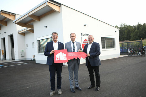 OSG-Obmann Dr. Alfred Kollar und Landesrat Dr. Leonhard Schneemann überreichten Bürgermeister Wilfried Bruckner symbolisch den Schlüssel für den neu eröffneten Bauhof in seiner Gemeinde.