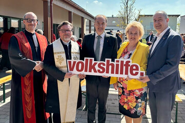 Landesrat Dr. Leonhard Schneemann, Volkshilfe-Burgenland-Präsidentin Verena Dunst und Deutsch Jahrndorfs Bürgermeister LAbg. Gerhard Bachmann bei der Eröffnung des Pflegestützpunktes Deutsch Jahrndorf.