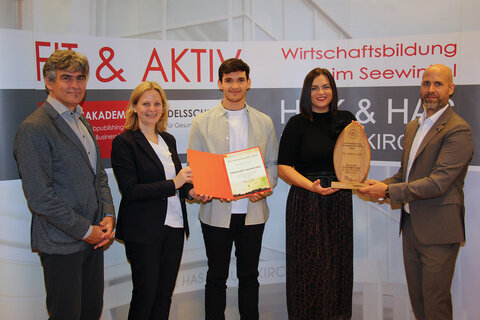 Schulqualitätsmanager Werner Zwickel, MSc, Prof. Mag. Christa Thell, Schüler Sebastian Halbbauer, LH-Stellvertreterin Mag.a Eisenkopf und Schulleiter Mag. Hannes Schmid mit dem „Bio-Innovationspreis Burgenland“