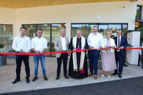 Beim Durchschneiden des Bandes (v.l.): Patrick Goger, PuchasPlus Kukmirn, Marcel Puchas, Hotelier Josef Puchas, Franz Brei, Stadtpfarrer von Jennersdorf, Landeshauptmann Hans Peter Doskozil, LAbg. Volkshilfe Burgenland Präsidentin Verena Dunst und 2. LT-Präsident Walter Temmel