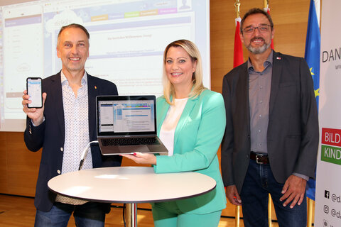 „Kiga-App“-Entwickler Georg Ratz, Landesrätin Mag.a (FH) Daniela Winkler und AK-Präsident Gerhard Michalitsch