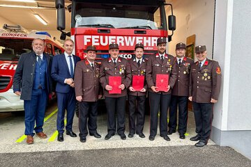 Landesrat Dr. Leonhard Schneemann (2.v.l.), Bezirkshauptmann Wirklicher Hofrat (WHR) Mag. Peter Bubik (l.) und Bürgermeister Christian Pinzker (r.) überreichten die Urkunden und Ehrenzeichen an verdiente Feuerwehrmänner in Günseck.