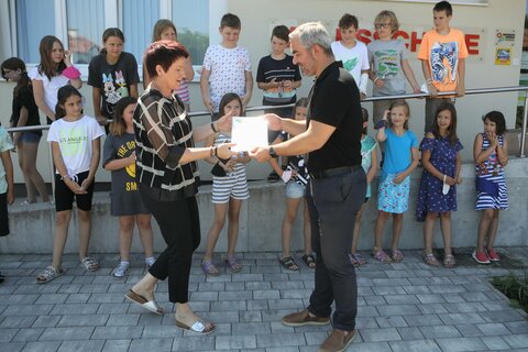 Landesrat Mag. Heinrich Dorner überreichte Klassenlehrerin Gudrun Löschnauer-Kutrovats Dipl.Päd. den Preis.