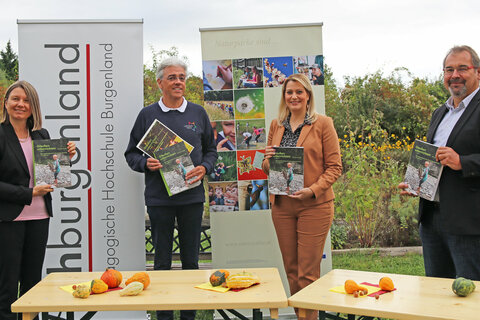 Rektorin Mag. Dr. Sabine Weisz (PH Burgenland) mit Mag. Dr. Robert Nehfort (Leiter des Kompetenzzentrums Bildung für nachhaltige Entwicklung an der PH Burgenland), Bildungslandesrätin Mag. (FH) Daniela Winkler und DI Thomas Böhm (ARGE Naturparke Burgenland)