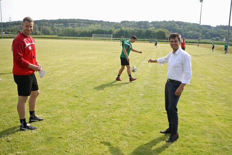 Landesrat Christian Illedits mit dem Sportlichen Leiter der Akademie, Manuel Takacs, sowie Individual-Trainer Klaus Guger und den Jugendlichen der Akademie Burgenland am Trainingsplatz in Oberwart.