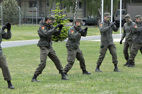 Landtagspräsidentin Verena Dunst besichtigte auch die Übungen in der Kaserne.