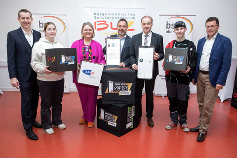 BUZ-Geschäftsführer Mag. (FH) Christian Vlasich, AMS Burgenland Landesgeschäftsführerin Mag.a Helene Sengstbratl, BUZ-Vorstandsvorsitzender Markus Plattner, Wirtschaftslandesrat Dr. Leonhard Schneemann und BUZ-Projektmanager Mag. Manfred Schweiger (v.l.) mit Auszubildenden bei der Präsentation.